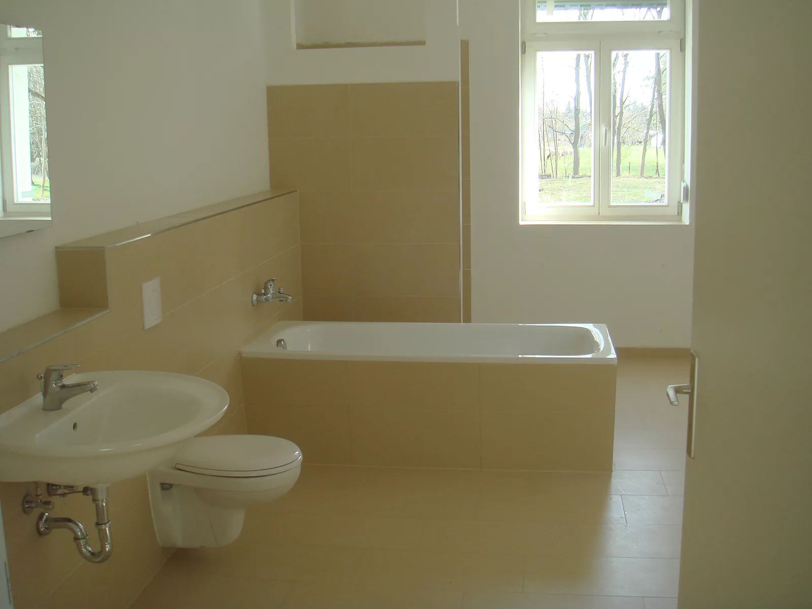 Barrierefreies Badezimmer mit Badewanne und Fenster in der Senioren-Wohngemeinschaft