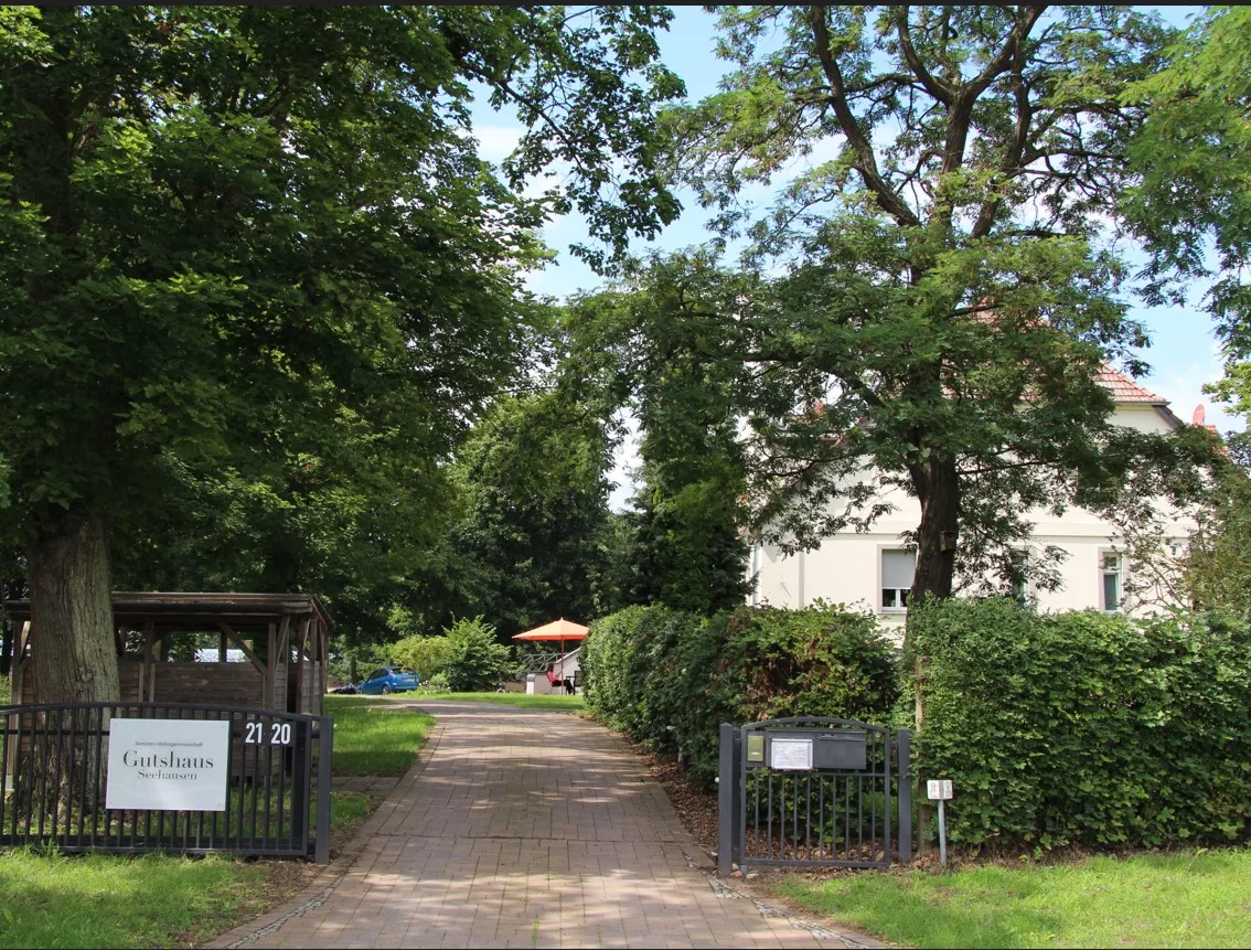 Einfahrt zur Seniorenwohngemeinschaft Gutshaus Seehausen mit Blick auf das Gebäude