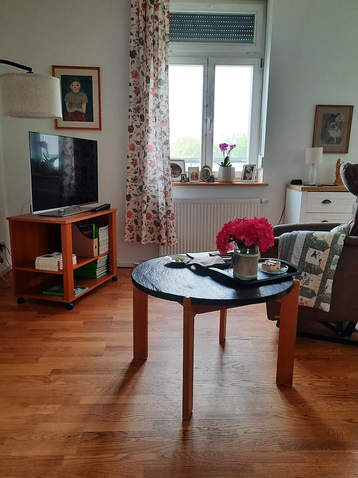 Gemütliches Bewohnerzimmer mit Sessel, Fernseher und liebevoller Dekoration