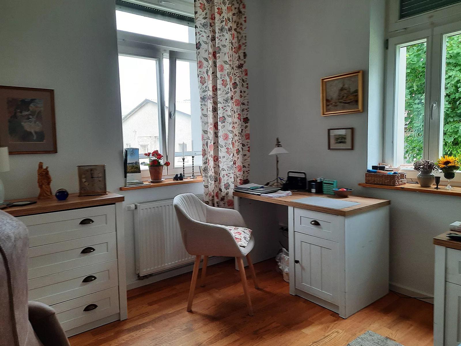 Persönlich eingerichtetes Zimmer mit Schreibtisch und Tageslicht in der Senioren-WG