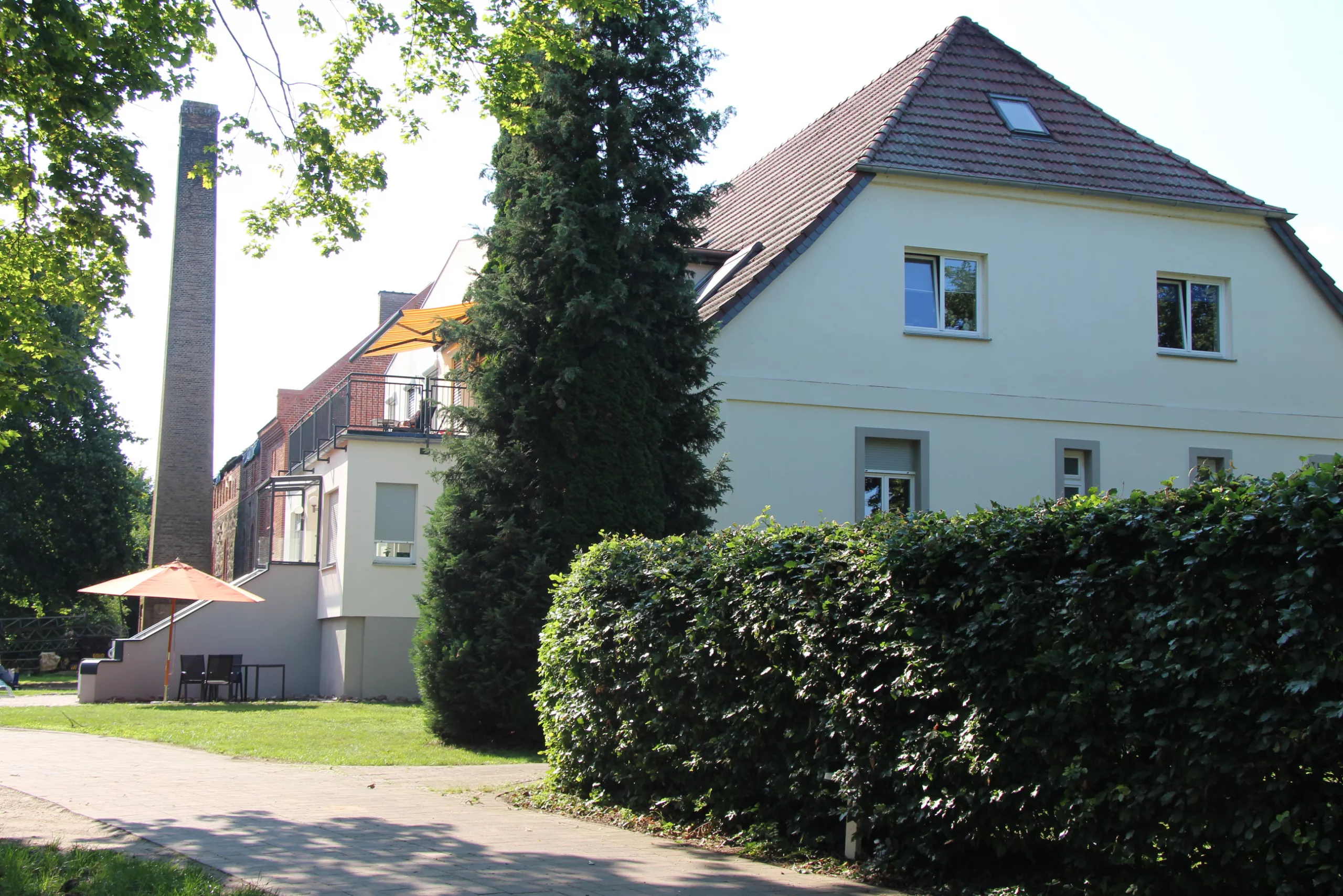 Außenansicht des Gutshauses Seehausen mit gepflegtem Garten und Terrasse