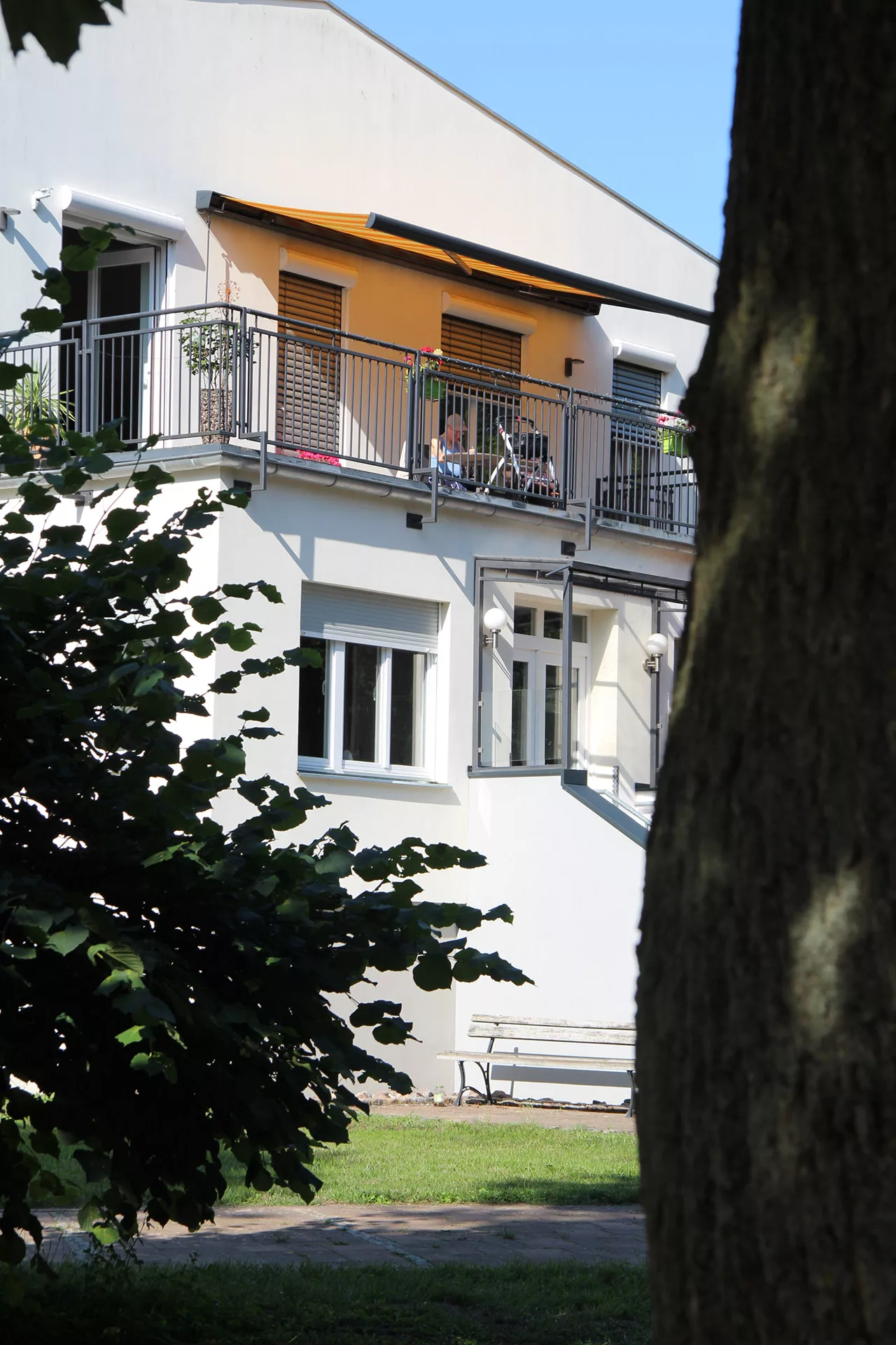 Bewohner auf dem sonnigen Balkon des Gutshauses