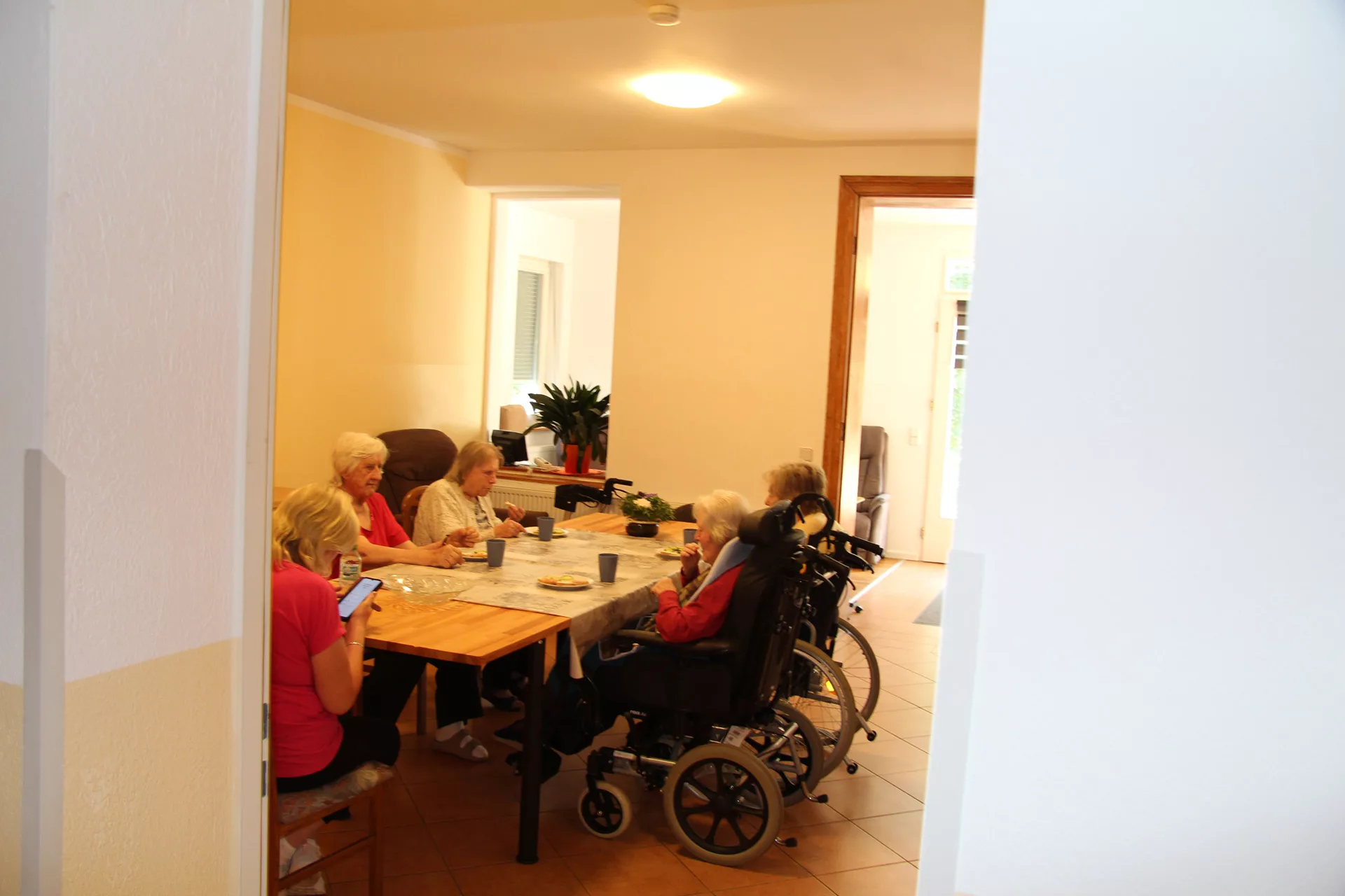 Senioren sitzen gemeinsam am Esstisch beim Frühstück